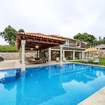 Oliveiral With River View, Heated Pool & Jacuzzi Villa