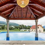 Oliveiral With River View, Heated Pool & Jacuzzi Villa