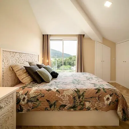 Oliveiral With River View, Heated Pool & Jacuzzi Villa