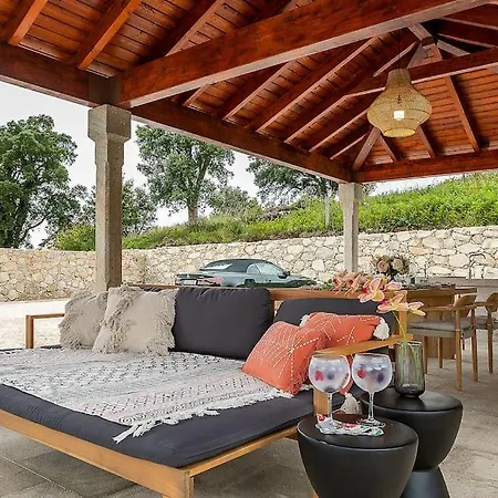 Villa Oliveiral With River View, Heated Pool & Jacuzzi *